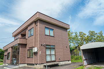 陸屋根防水の種類・費用・耐用年数を徹底解説!長持ちさせるポイントや業者選びの注意点も紹介 陸屋根防水の種類・費用・耐用年数を徹底解説!長持ちさせるポイントや業者選びの注意点も紹介
