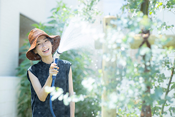 雑草対策18選！芝生・グランドカバー植物・重曹・除草剤など庭におすすめのアイテムを解説