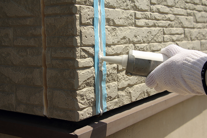 外壁の穴埋めをコーキングする方法は？DIYで補修する手順と業者依頼の判断基準を解説