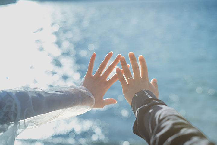 指輪をつける位置で運気が変わる？指ごとの意味と男女別おしゃれ術