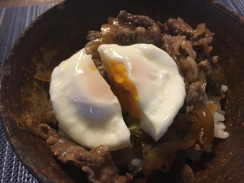 サラダやカレー、牛丼にもポーチドエッグ