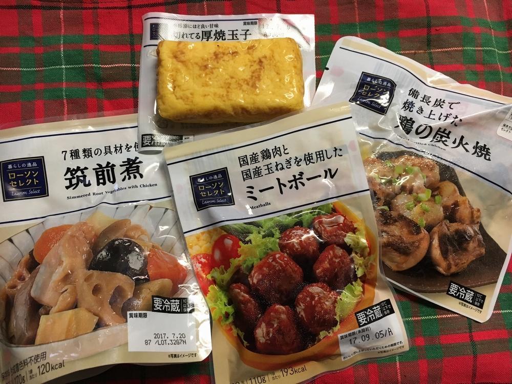 メインの鶏の炭火焼を串に刺し、色のあるものを目立つように詰める