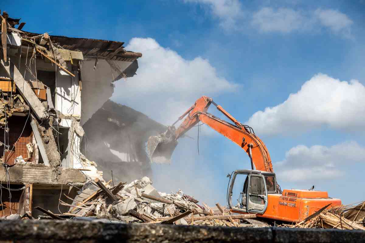 家を更地にする費用の相場｜費用を抑えるコツや解体して更地にする際の注意点について解説