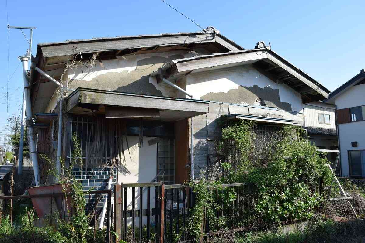 家を更地にする費用の相場｜費用を抑えるコツや解体して更地にする際の注意点について解説