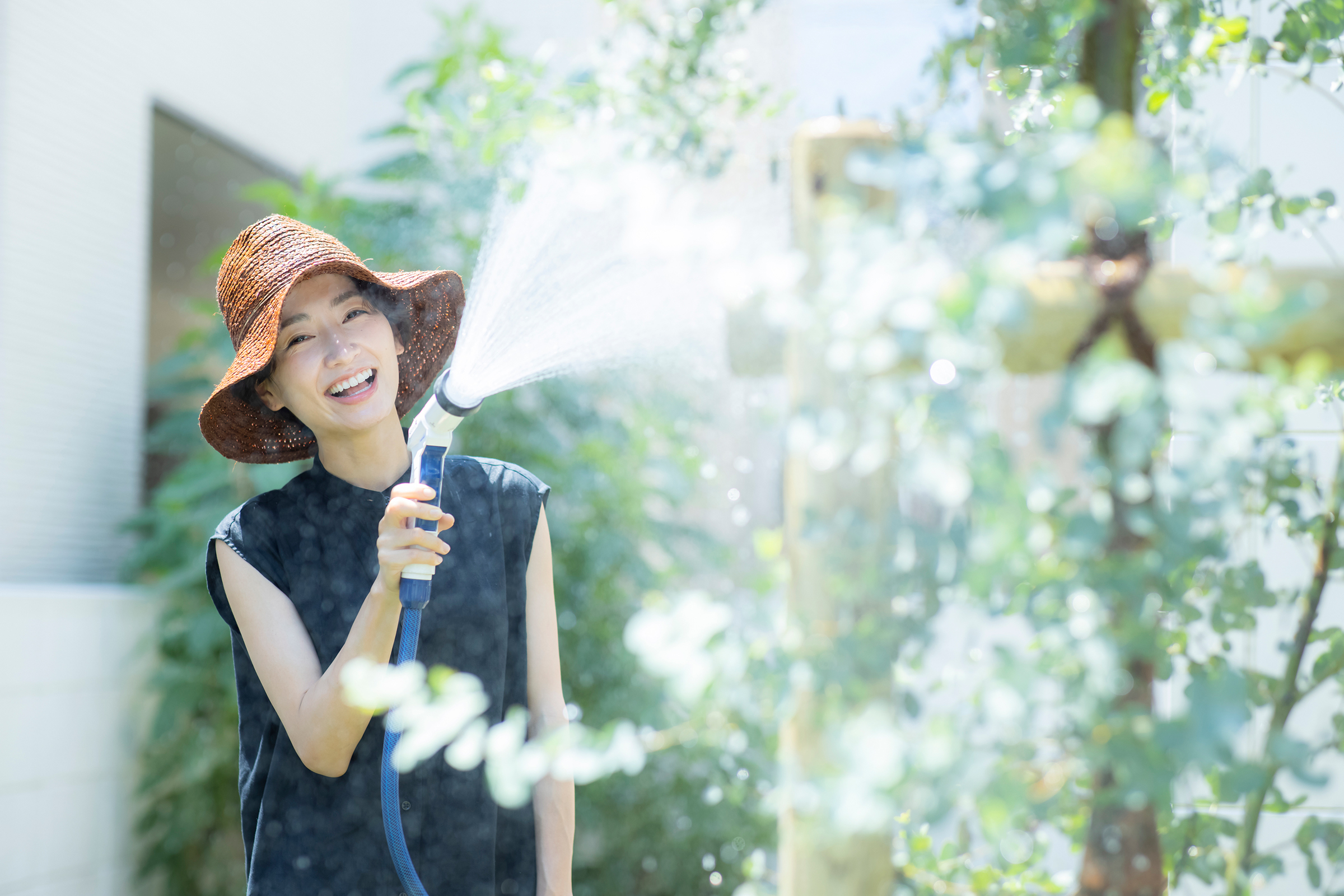 雑草対策18選!芝生・グランドカバー植物・重曹・除草剤など庭におすすめのアイテムを解説の画像01