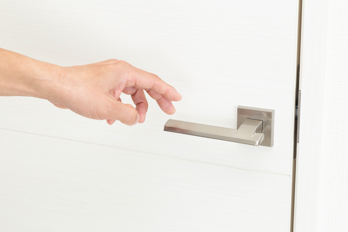 すぐ実践できる静電気対策7選！ドアノブや車に効果的なおすすめグッズも紹介の画像02