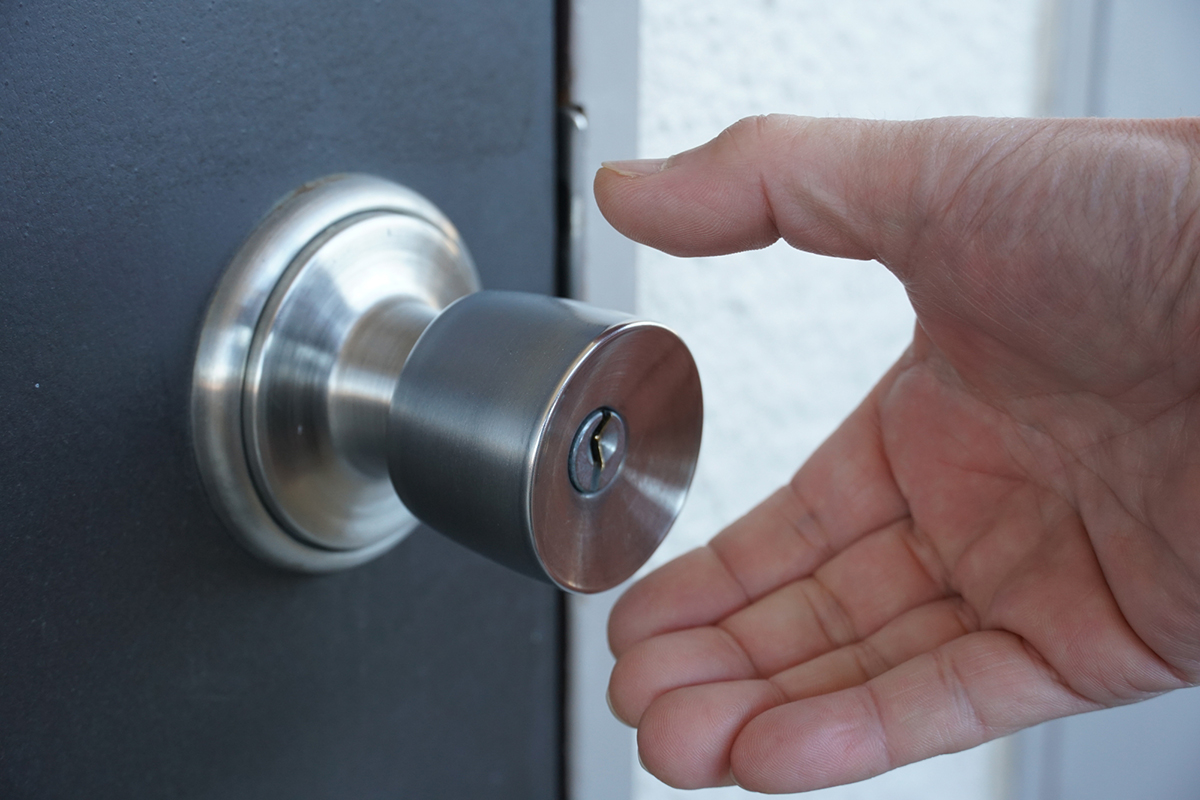 すぐ実践できる静電気対策7選！ドアノブや車に効果的なおすすめグッズも紹介の画像08