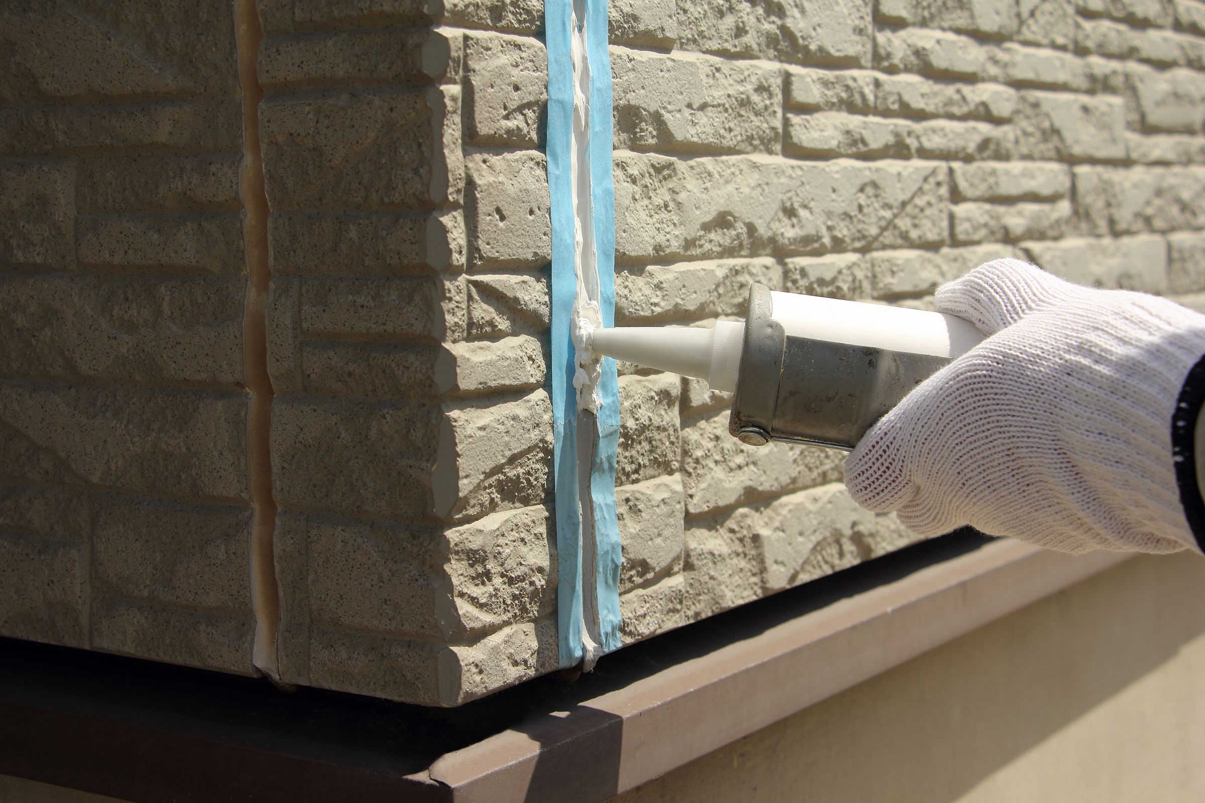 外壁の穴埋めをコーキングする方法は？DIYで補修する手順と業者依頼の判断基準を解説