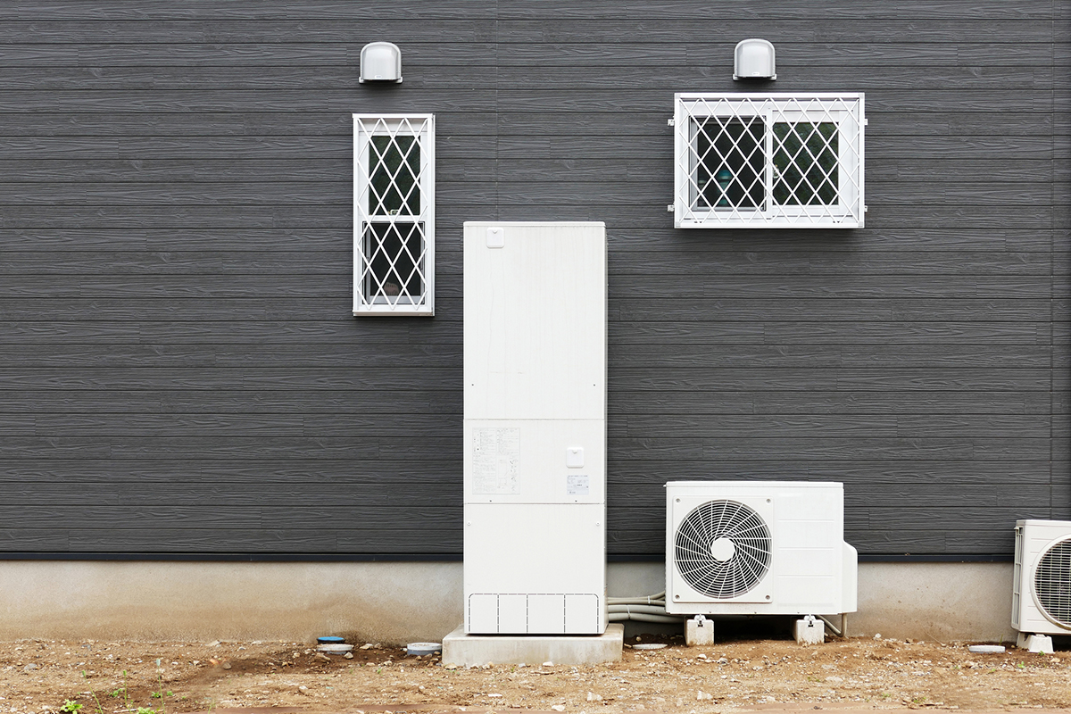 外壁の穴埋めをコーキングする方法は？DIYで補修する手順と業者依頼の判断基準を解説