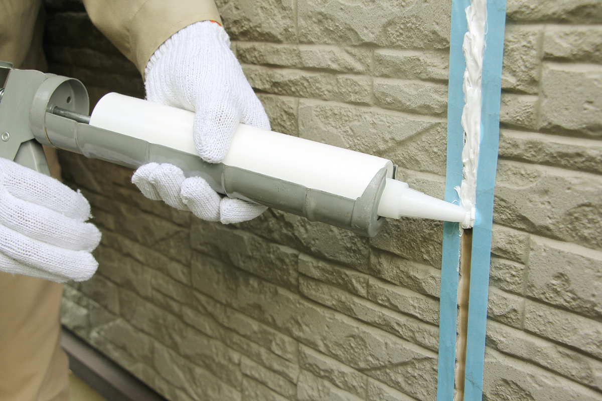 外壁コーキングの寿命は5〜10年!劣化症状や放置リスク、補修費用を徹底解説