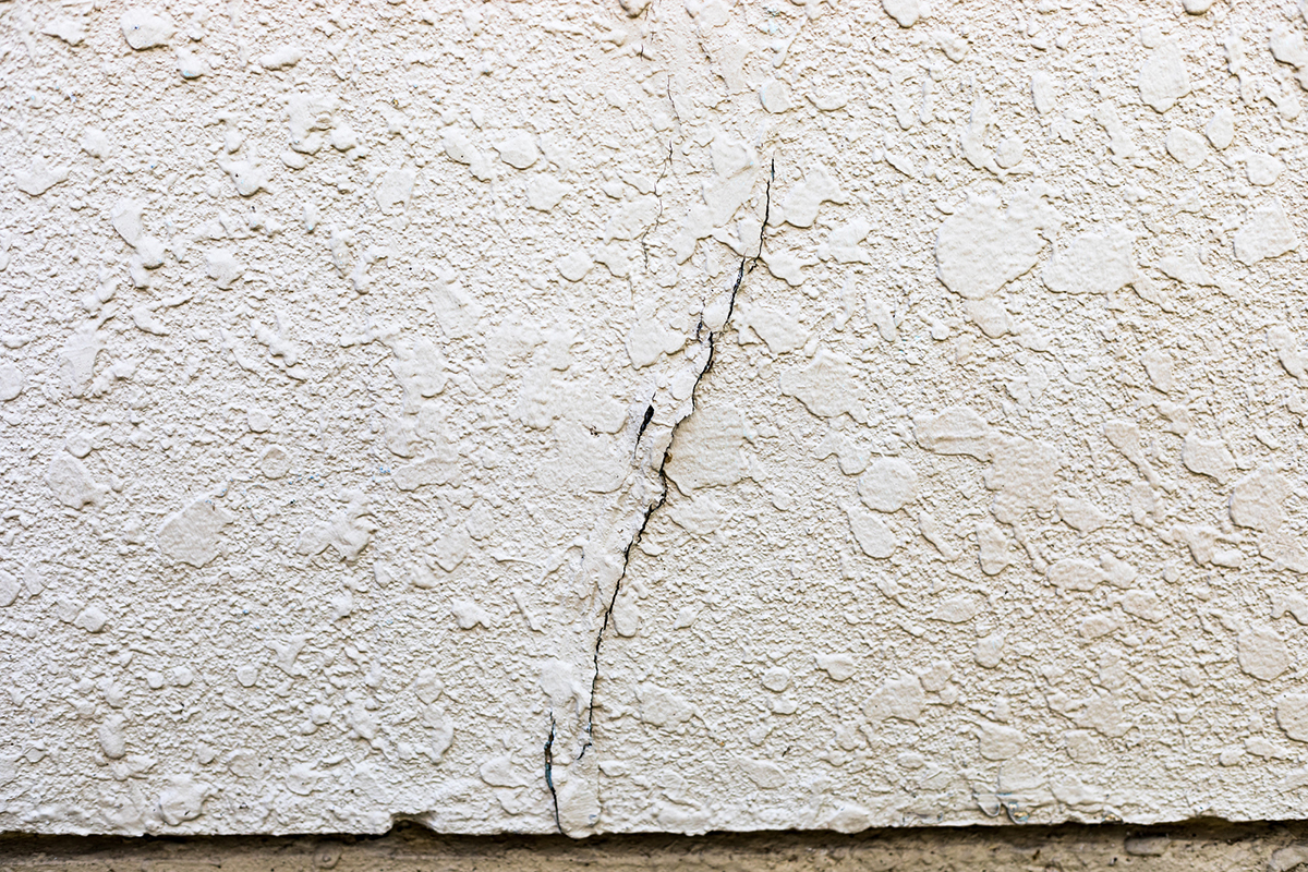 外壁コーキングの寿命は5〜10年!劣化症状や放置リスク、補修費用を徹底解説