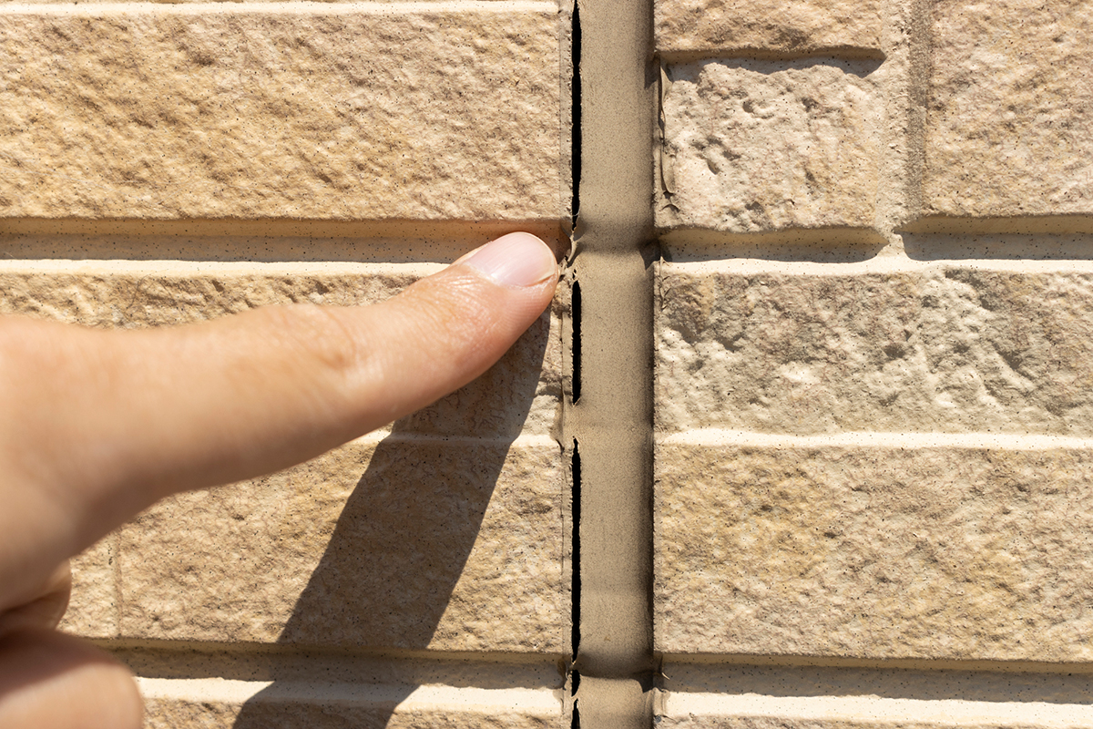 外壁コーキングの寿命は5〜10年!劣化症状や放置リスク、補修費用を徹底解説