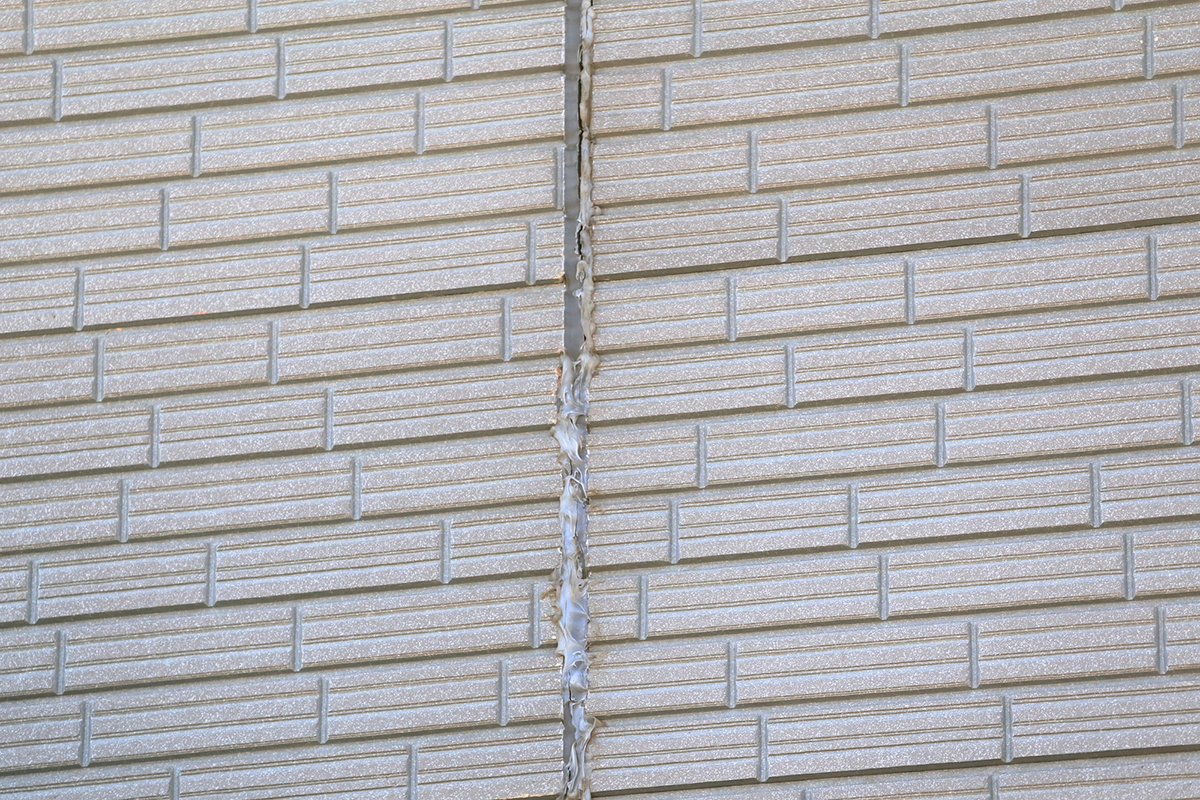 外壁コーキングの寿命は5〜10年!劣化症状や放置リスク、補修費用を徹底解説