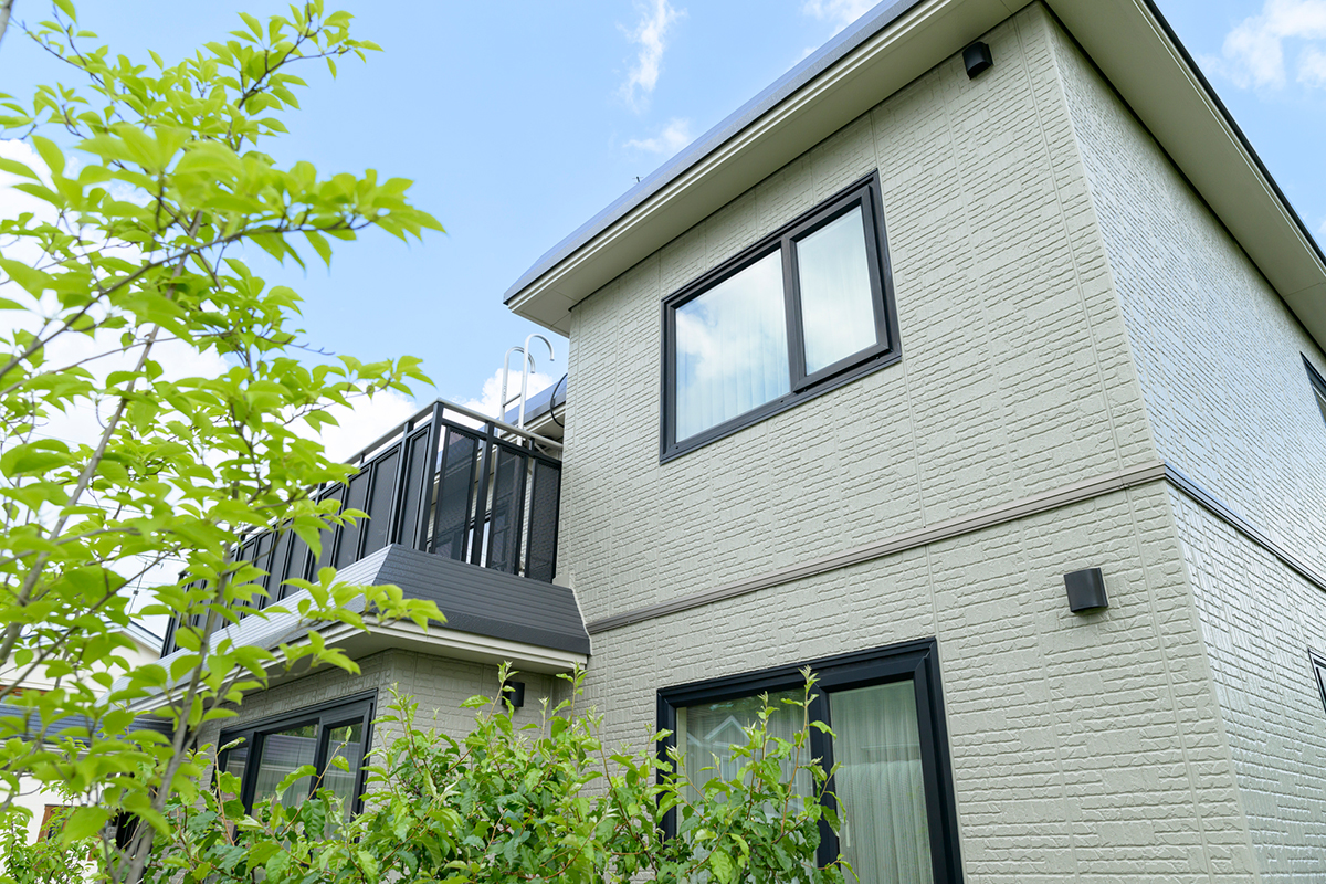 外壁コーキングの寿命は5〜10年!劣化症状や放置リスク、補修費用を徹底解説