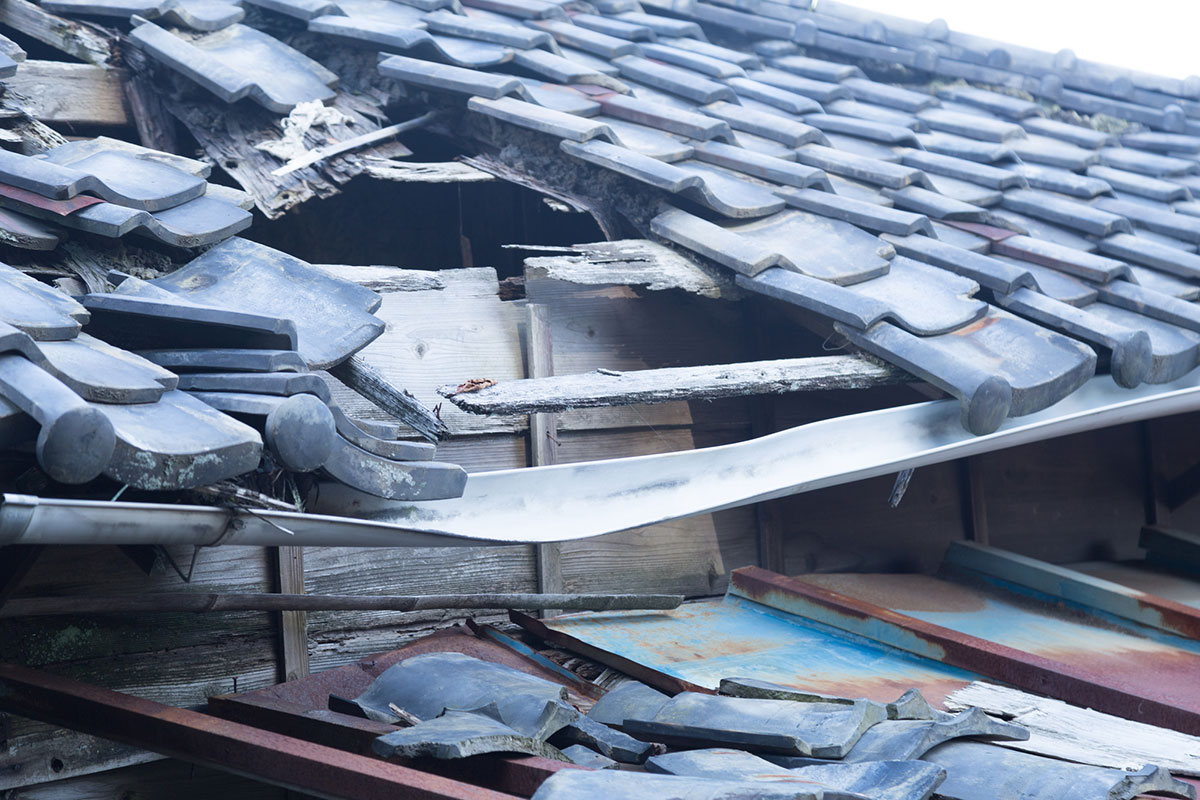 火災保険の屋根修理は経年劣化だと対象外？条件・具体例・見分け方を解説