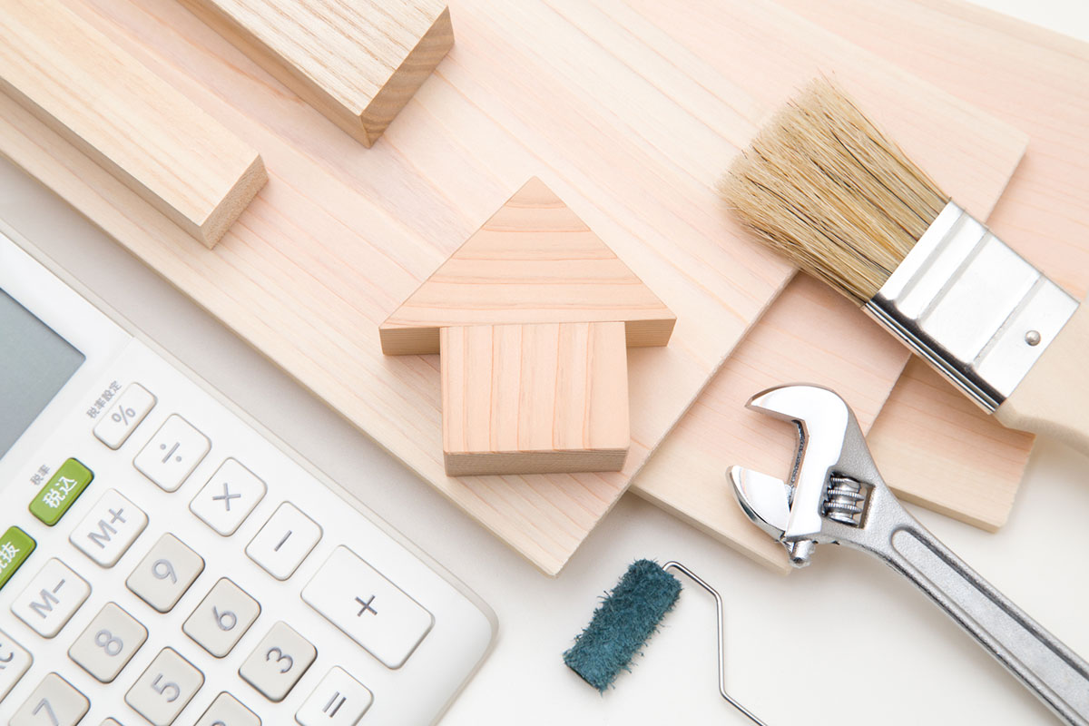 屋根塗装の費用相場は30〜110万円｜坪数・塗料別の総額と安く抑える方法を解説