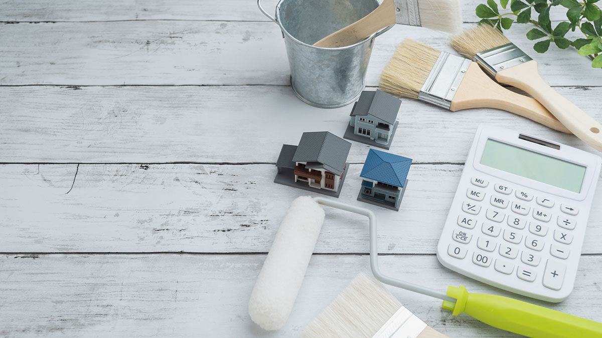 屋根塗装の費用相場は30〜110万円｜坪数・塗料別の総額と安く抑える方法を解説