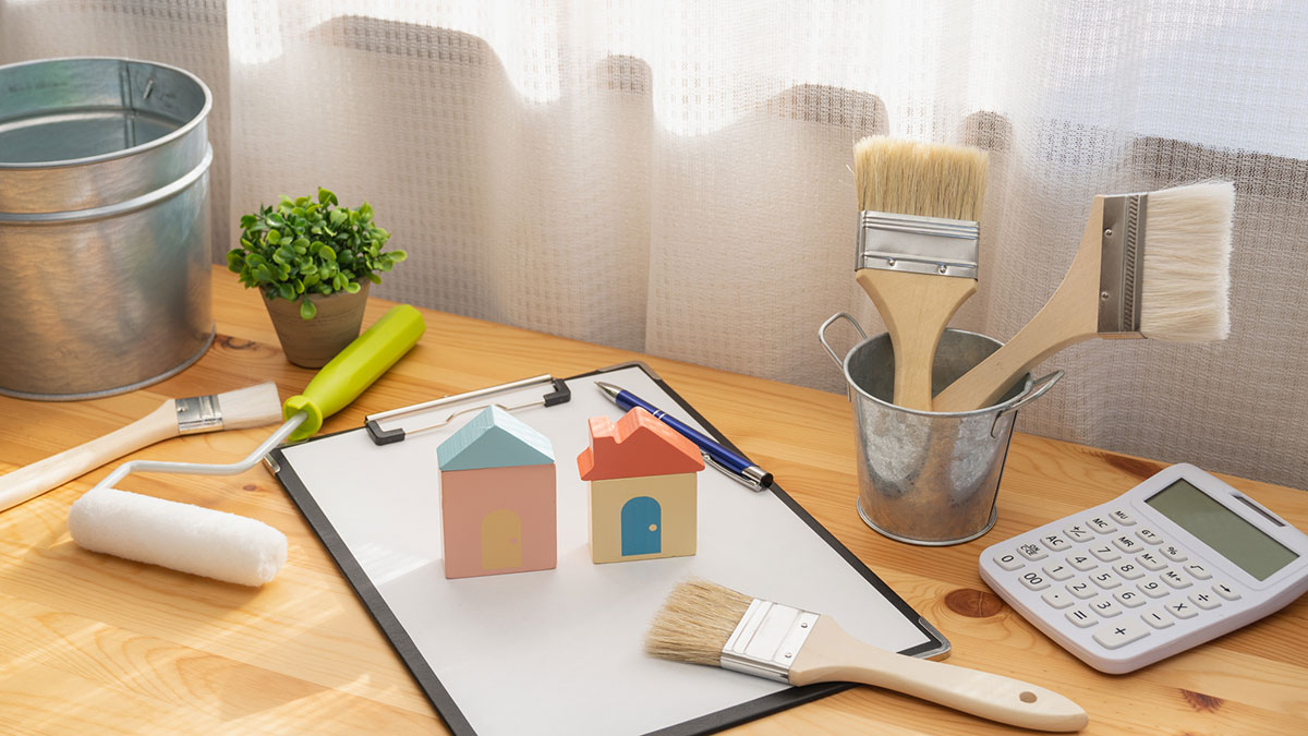 屋根塗装の費用相場は30〜110万円｜坪数・塗料別の総額と安く抑える方法を解説