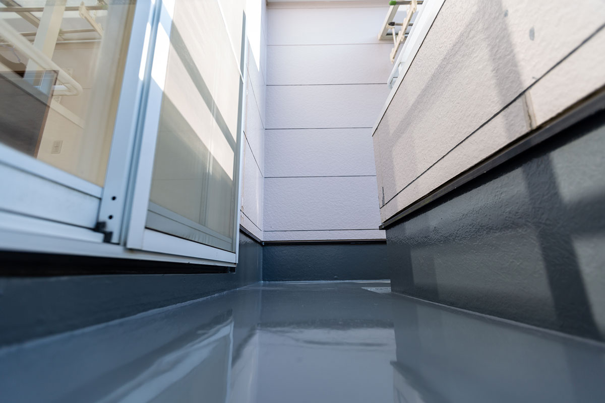 ベランダ防水工事の種類と費用相場｜劣化サインの見分け方から業者選びを解説